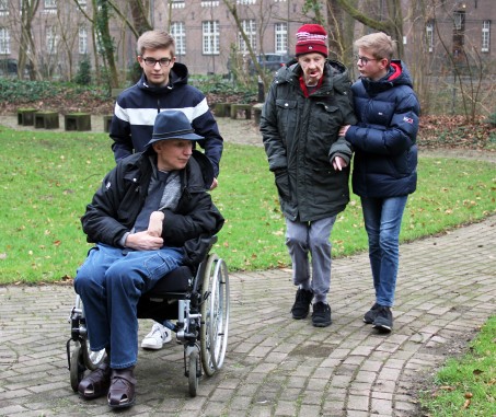 Michael Strob, Joris Schapp, Hans Lichter und Elias Schouten spazieren gemeinsam durch Bedburg-Hau. (Quelle: LVR-Verbund HPH)