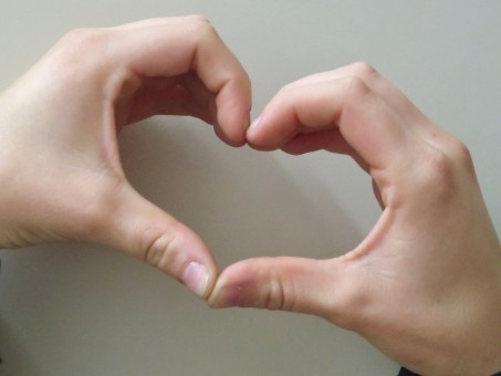 Zwei Hände, die ein Herz formen.