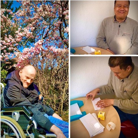 Collage aus drei Bildern. Ein Mann im Rollstuhl freut sich über einen blühenden Baum. Ein Mann sitzt am Tisch und steckt freudig Briefe in Umschläge.