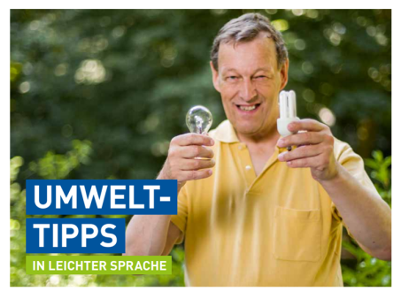 ein Mann hält eine Glühbirne und eine Energiesparlampe in den Händen. Auf dem Bild kann man Umwelt-Tipps in leichter Sprache lesen.