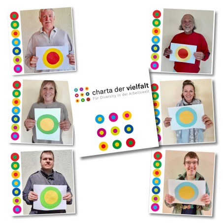 eine Collage: sechs Personen halten jeweils ein Blatt Papier in der Hand auf dem zwei bunte Kreise gemalt sind. In der Mitte der Collage sieht man das Logo des Diversitydays