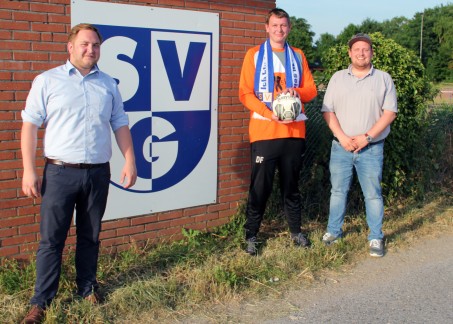 Niklas Freericks, Tobias Schuhmann und Maximilian Müskens am Fußballplatz in Grieth