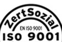 Bild zeigt das Logo der ZertSozial. Das Logo ist rund, einfarbig und besteht aus zwei Kreisen die ineinander liegen. Im Logo steht ZertSozial Zertifiziert, Iso 9001.